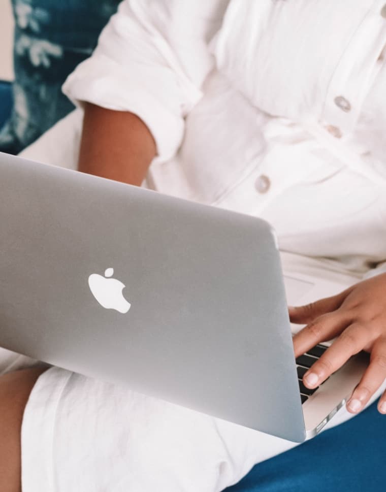 Tło - osoba pracująca na laptopie